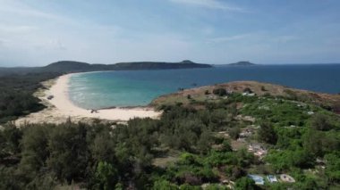Honyen Adası 'nın ve balıkçı teknesinin havadan görünüşü, Phu Yen, Vietnam, Güney Asya
