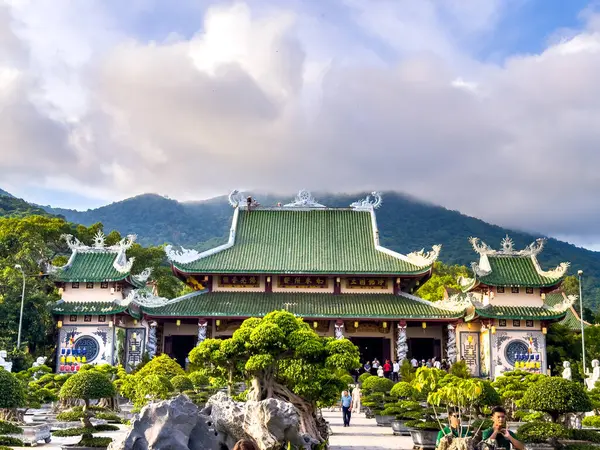 Da Nang, Vietnam 'daki Chua Linh Ung pagoda tapınağının görüntüsü. Yüksek kalite fotoğraf