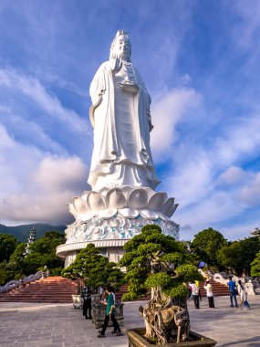 Da Nang, Vietnam 'daki Chua Linh Ung pagoda tapınağının görüntüsü. Yüksek kalite fotoğraf