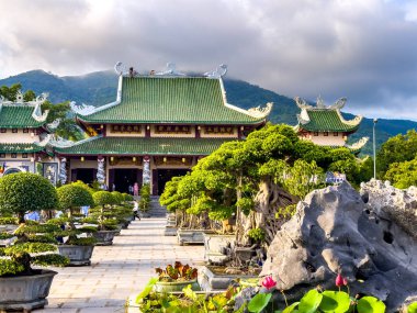Da Nang, Vietnam 'daki Chua Linh Ung pagoda tapınağının görüntüsü. Yüksek kalite fotoğraf