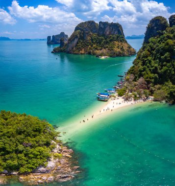 Koh Pakbia ya da Tayland 'ın güneydoğu Asya bölgesindeki Phak Bia adasının havadan görünüşü