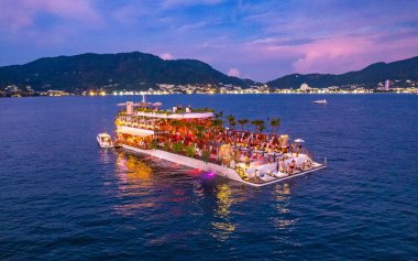 Phuket, Tayland, Güney Doğu Asya 'daki yüzen plaj kulübünün havadan görüntüsü.