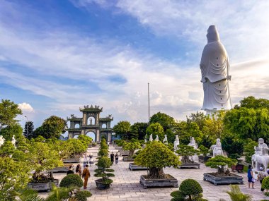 Da Nang, Vietnam 'daki Chua Linh Ung pagoda tapınağının görüntüsü. Yüksek kalite fotoğraf