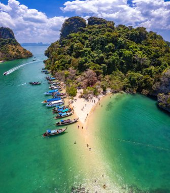 Koh Pakbia ya da Tayland 'ın güneydoğu Asya bölgesindeki Phak Bia adasının havadan görünüşü