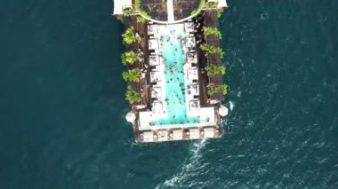 Phuket, Tayland, Güney Doğu Asya 'daki yüzen plaj kulübünün havadan görüntüsü.