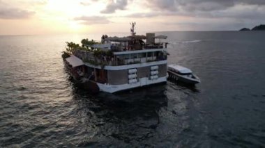 Phuket, Tayland, Güney Doğu Asya 'daki yüzen plaj kulübünün havadan görüntüsü.