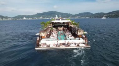 Phuket, Tayland, Güney Doğu Asya 'daki yüzen plaj kulübünün havadan görüntüsü.