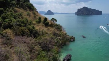 Koh Pakbia ya da Tayland 'ın güneydoğu Asya bölgesindeki Phak Bia adasının havadan görünüşü