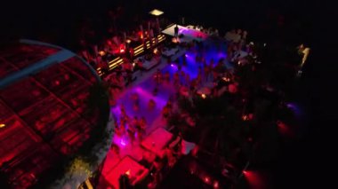 Phuket, Tayland, Güney Doğu Asya 'daki yüzen plaj kulübünün havadan görüntüsü.