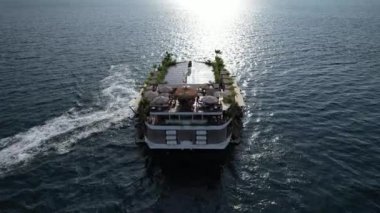 Phuket, Tayland, Güney Doğu Asya 'daki yüzen plaj kulübünün havadan görüntüsü.