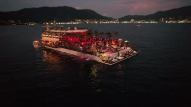 Phuket, Tayland, Güney Doğu Asya 'daki yüzen plaj kulübünün havadan görüntüsü.