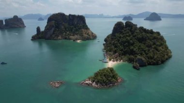 Koh Pakbia ya da Tayland 'ın güneydoğu Asya bölgesindeki Phak Bia adasının havadan görünüşü