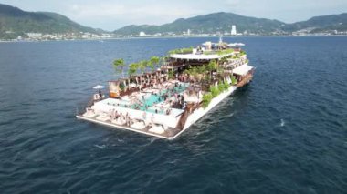 Phuket, Tayland, Güney Doğu Asya 'daki yüzen plaj kulübünün havadan görüntüsü.