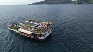 Phuket, Tayland, Güney Doğu Asya 'daki yüzen plaj kulübünün havadan görüntüsü.