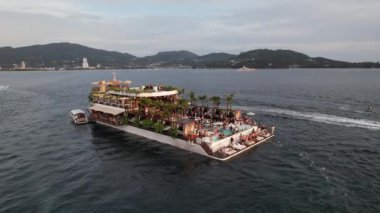 Phuket, Tayland, Güney Doğu Asya 'daki yüzen plaj kulübünün havadan görüntüsü.