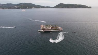 Phuket, Tayland, Güney Doğu Asya 'daki yüzen plaj kulübünün havadan görüntüsü.