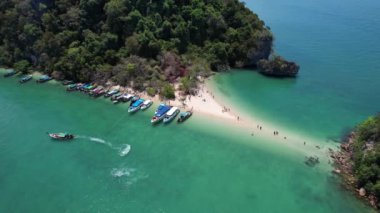 Koh Pakbia ya da Tayland 'ın güneydoğu Asya bölgesindeki Phak Bia adasının havadan görünüşü