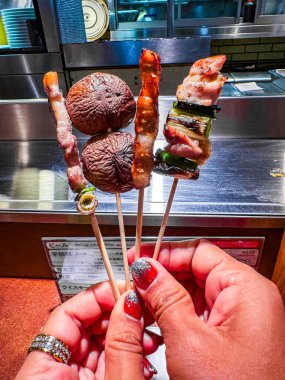 Japonya, Osaka 'da bir restoranda Yakitori et şişleri. Yüksek kalite fotoğraf