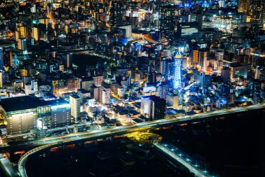 Japonya 'daki Abeno Harukas Binası' ndan geceleri Osaka manzarası. Yüksek kalite fotoğraf