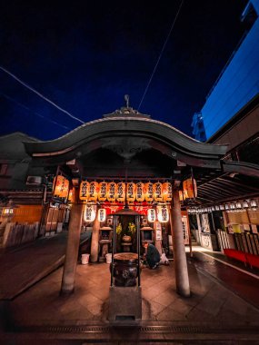 Osaka, Japonya 'daki Hozenji Tapınağı' nda gece. Yüksek kalite fotoğraf
