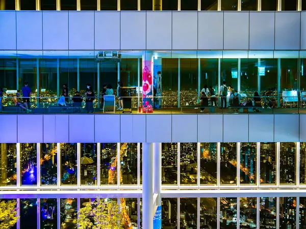 Japonya 'daki Abeno Harukas Binası' ndan geceleri Osaka manzarası. Yüksek kalite fotoğraf