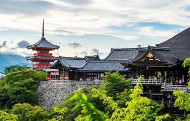 Japonya 'nın Kyoto kentindeki Kiyomizu-dera tapınağının manzarası. Yüksek kalite fotoğraf