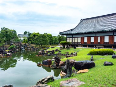 Japonya, Kyoto 'da yağmurun altında Nijo Kalesi. Yüksek kalite fotoğraf
