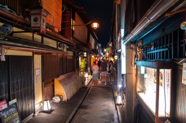 Japonya, Kyoto 'da gece Pontocho Caddesi' nde. Yüksek kalite fotoğraf