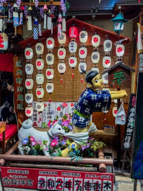 Japonya, Kyoto 'da gece Pontocho Caddesi' nde. Yüksek kalite fotoğraf