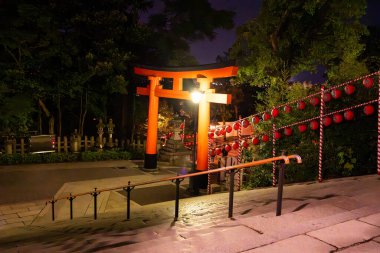 Fushimi Inari Taisha, geceleyin, Kyoto, Japonya 'da. Yüksek kalite fotoğraf
