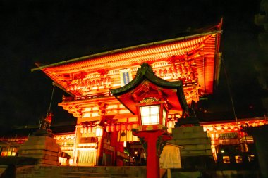 Fushimi Inari Taisha, geceleyin, Kyoto, Japonya 'da. Yüksek kalite fotoğraf