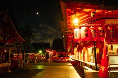 Fushimi Inari Taisha, geceleyin, Kyoto, Japonya 'da. Yüksek kalite fotoğraf