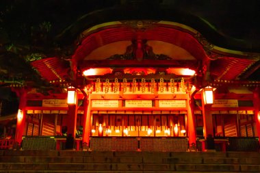 Fushimi Inari Taisha, geceleyin, Kyoto, Japonya 'da. Yüksek kalite fotoğraf