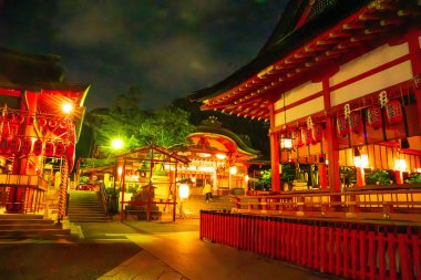 Fushimi Inari Taisha, geceleyin, Kyoto, Japonya 'da. Yüksek kalite fotoğraf