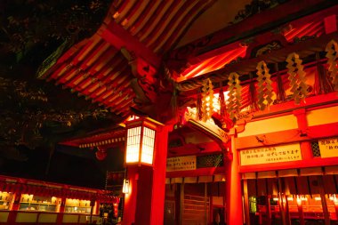 Fushimi Inari Taisha, geceleyin, Kyoto, Japonya 'da. Yüksek kalite fotoğraf