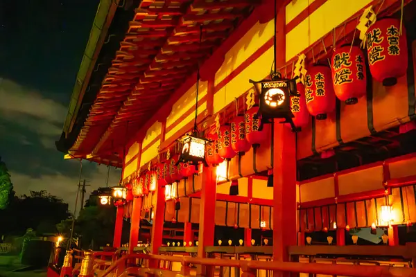 Fushimi Inari Taisha, geceleyin, Kyoto, Japonya 'da. Yüksek kalite fotoğraf