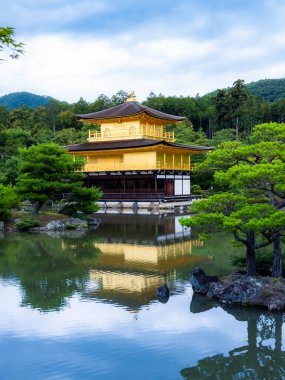 Kinkakuji, Altın Pavyon kuzey Kyoto 'da bir Zen tapınağıdır. Üst iki katı tamamen altın yapraklarla kaplıdır.. 