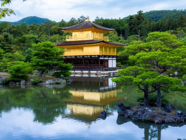 Kinkakuji, Altın Pavyon kuzey Kyoto 'da bir Zen tapınağıdır. Üst iki katı tamamen altın yapraklarla kaplıdır.. 