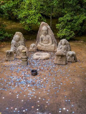 Kinkakuji, Altın Pavyon kuzey Kyoto 'da bir Zen tapınağıdır. Üst iki katı tamamen altın yapraklarla kaplıdır.. 