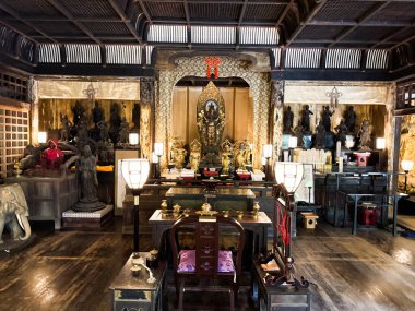 Kinkakuji, Altın Pavyon kuzey Kyoto 'da bir Zen tapınağıdır. Üst iki katı tamamen altın yapraklarla kaplıdır.. 