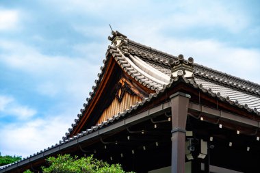 Kinkakuji, Altın Pavyon kuzey Kyoto 'da bir Zen tapınağıdır. Üst iki katı tamamen altın yapraklarla kaplıdır.. 