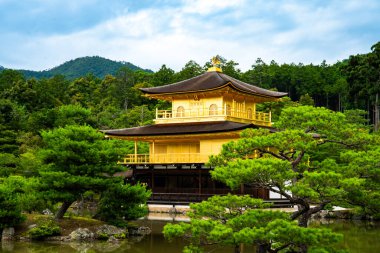 Kinkakuji, Altın Pavyon kuzey Kyoto 'da bir Zen tapınağıdır. Üst iki katı tamamen altın yapraklarla kaplıdır.. 