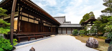 Kinkakuji, Altın Pavyon kuzey Kyoto 'da bir Zen tapınağıdır. Üst iki katı tamamen altın yapraklarla kaplıdır.. 