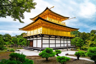 Kinkakuji, Altın Pavyon kuzey Kyoto 'da bir Zen tapınağıdır. Üst iki katı tamamen altın yapraklarla kaplıdır.. 