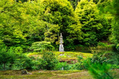 Kinkakuji, Altın Pavyon kuzey Kyoto 'da bir Zen tapınağıdır. Üst iki katı tamamen altın yapraklarla kaplıdır.. 