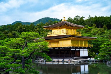 Kinkakuji, Altın Pavyon kuzey Kyoto 'da bir Zen tapınağıdır. Üst iki katı tamamen altın yapraklarla kaplıdır.. 