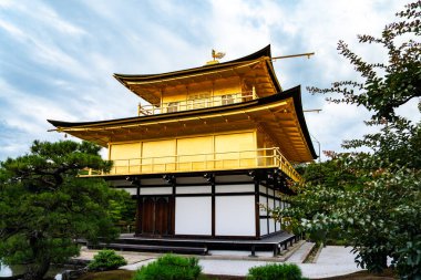 Kinkakuji, Altın Pavyon kuzey Kyoto 'da bir Zen tapınağıdır. Üst iki katı tamamen altın yapraklarla kaplıdır.. 