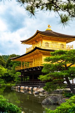Kinkakuji, Altın Pavyon kuzey Kyoto 'da bir Zen tapınağıdır. Üst iki katı tamamen altın yapraklarla kaplıdır.. 