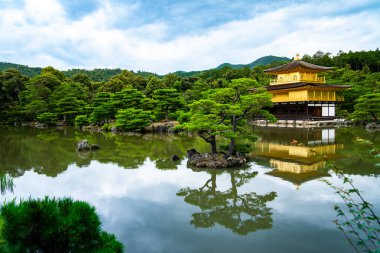 Kinkakuji, Altın Pavyon kuzey Kyoto 'da bir Zen tapınağıdır. Üst iki katı tamamen altın yapraklarla kaplıdır.. 