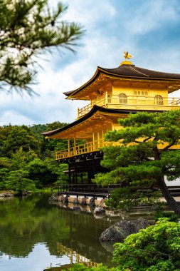 Kinkakuji, Altın Pavyon kuzey Kyoto 'da bir Zen tapınağıdır. Üst iki katı tamamen altın yapraklarla kaplıdır.. 